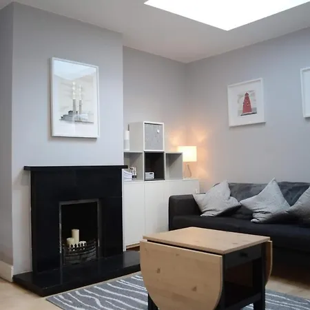 Charming 2 Bedroom In Location Apartment